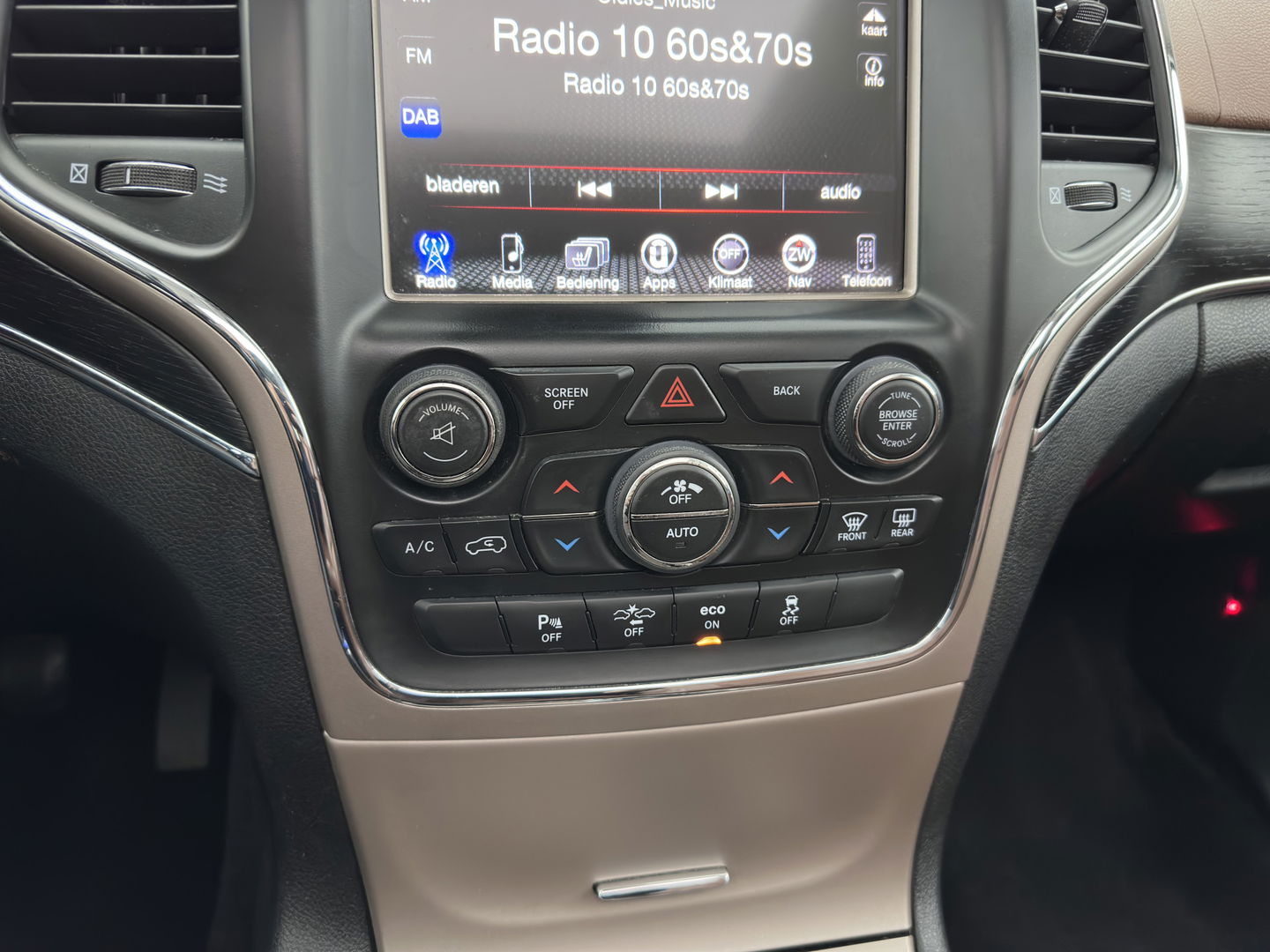 Jeep Grand Cherokee 3.0 CRD Summit Aut. *PANO | FULL-LEATHER | XENON | DIGI-COCKPIT | AIR-SUSPENSION | BLIND-SPOT | ADAPTIVE-CRUISE | MEMORY-PACK | CAMERA | KEYLESS | NAVI-FULLMAP | TOWBAR | COMFORT-SEATS | SHIFT-PADDLES | DAB