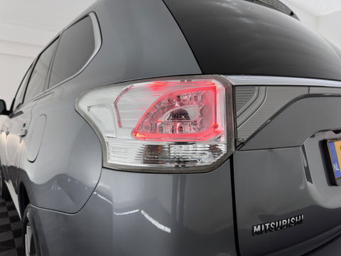 Mitsubishi Outlander 2.0 PHEV Executive Edition Plug-In Aut. *NAVI-FULLMAP | XENON | LEATHER-FABRIC | COMFORT-SEATS | CAMERA | ECC | KEYLESS | ROCKFORD-AUDIO | DAB+ | SHIFT-PADDLES | PRIVACY-GLASS | TOWBAR | 18"ALU*