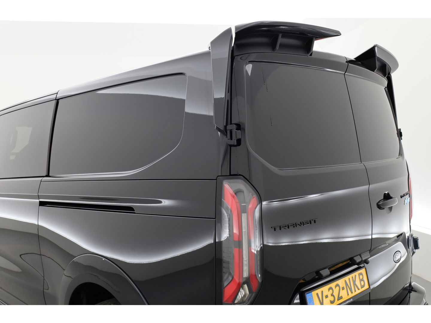 Ford Transit Custom 320 2.5 PHEV L2H1 MS-RT DC | Voorraad | Elek. Trekhaak  | 19'' | Kuipstoelen | Cruise