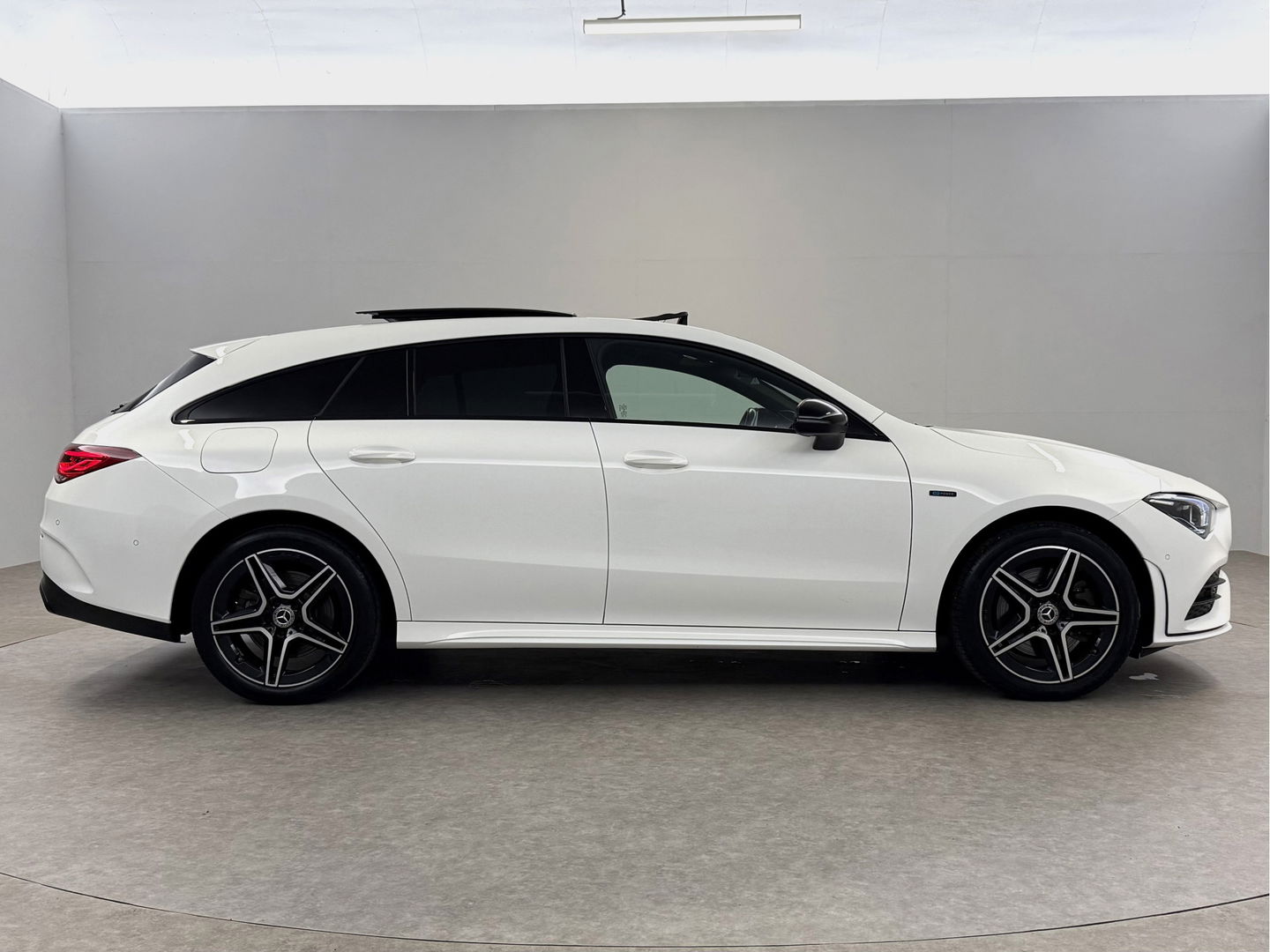 Mercedes-Benz CLA-Klasse Shooting brake 250 e AMG Night | Pano | Sfeerverl. | Burmester | Virtual | Camera | Trekh. | Carplay | Adaptive Cruise