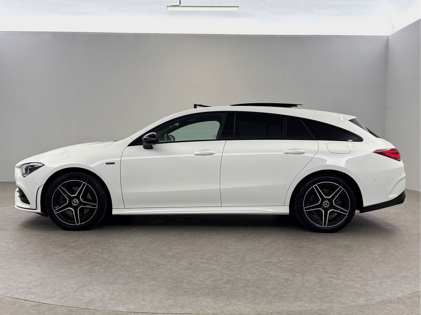 Mercedes-Benz CLA-Klasse Shooting brake 250 e AMG Night | Pano | Sfeerverl. | Burmester | Virtual | Camera | Trekh. | Carplay | Adaptive Cruise