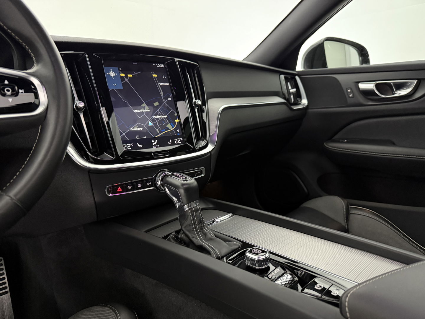 Volvo V60 2.0 T4 R-Design | 191PK | Pano |  LED | Virtual | Memory | Stoelverw. | Camera | Carplay | Cruise