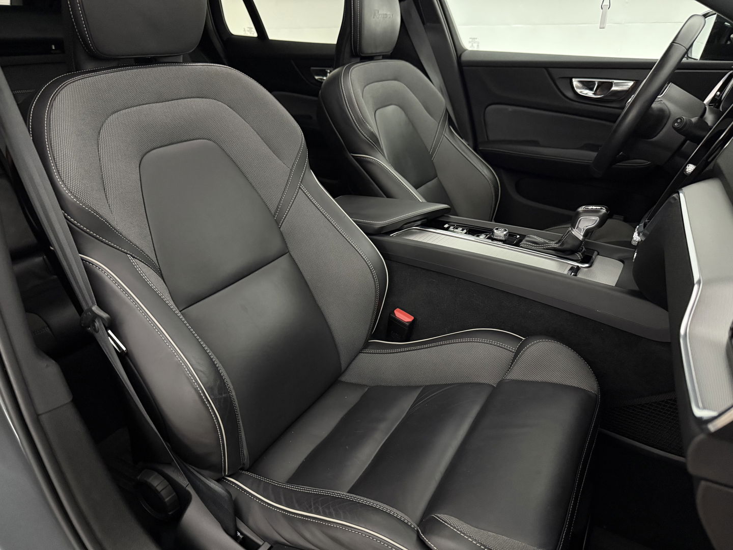 Volvo V60 2.0 T4 R-Design | 191PK | Pano |  LED | Virtual | Memory | Stoelverw. | Camera | Carplay | Cruise