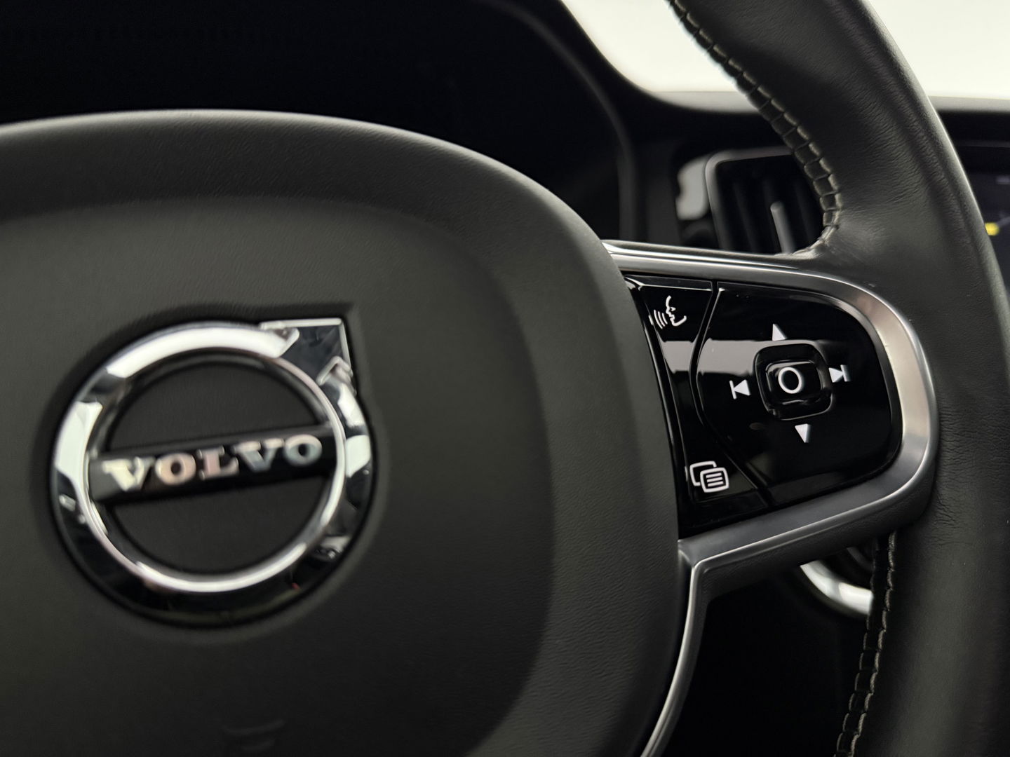 Volvo V60 2.0 T4 R-Design | 191PK | Pano |  LED | Virtual | Memory | Stoelverw. | Camera | Carplay | Cruise