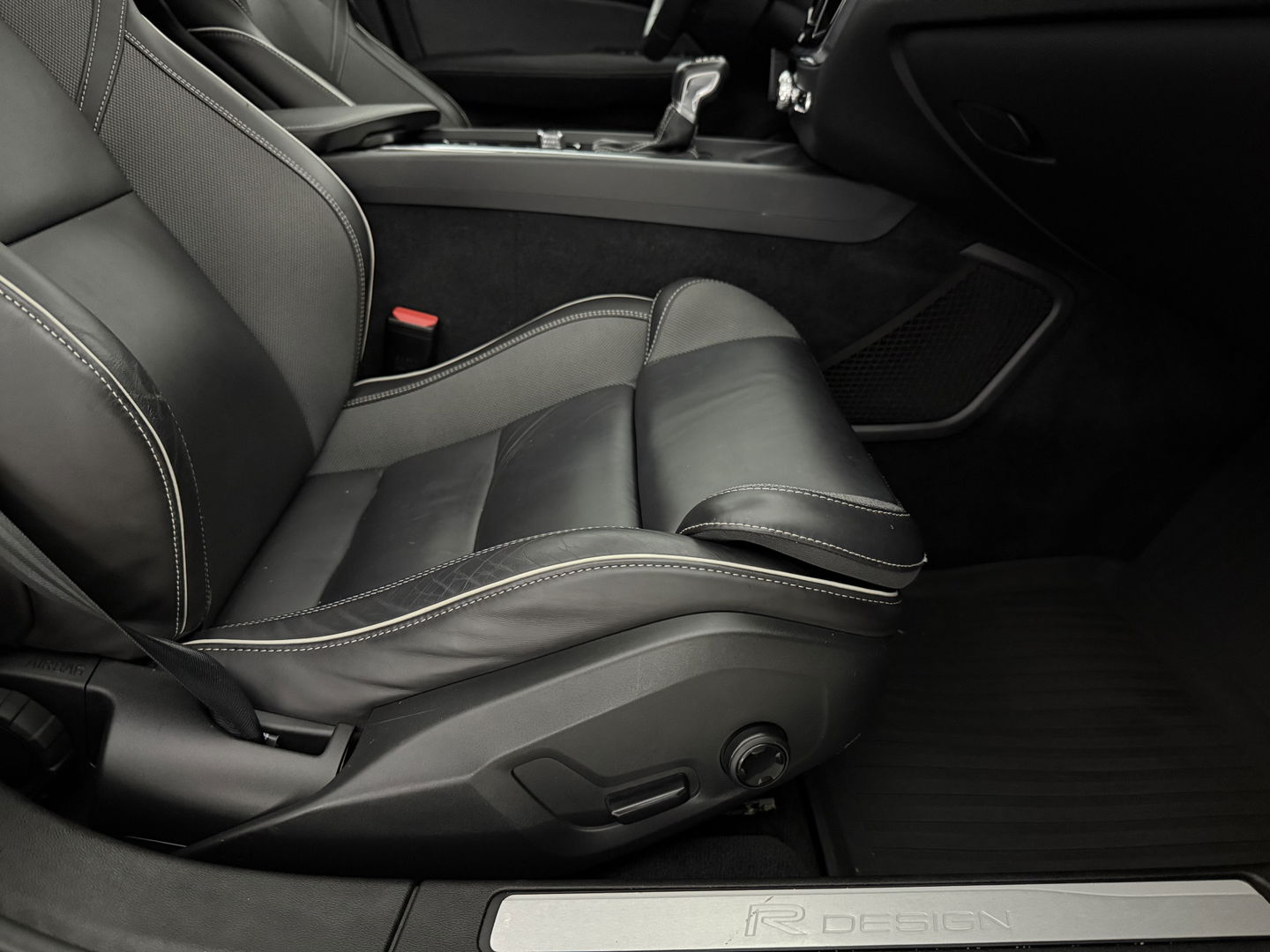 Volvo V60 2.0 T4 R-Design | 191PK | Pano |  LED | Virtual | Memory | Stoelverw. | Camera | Carplay | Cruise