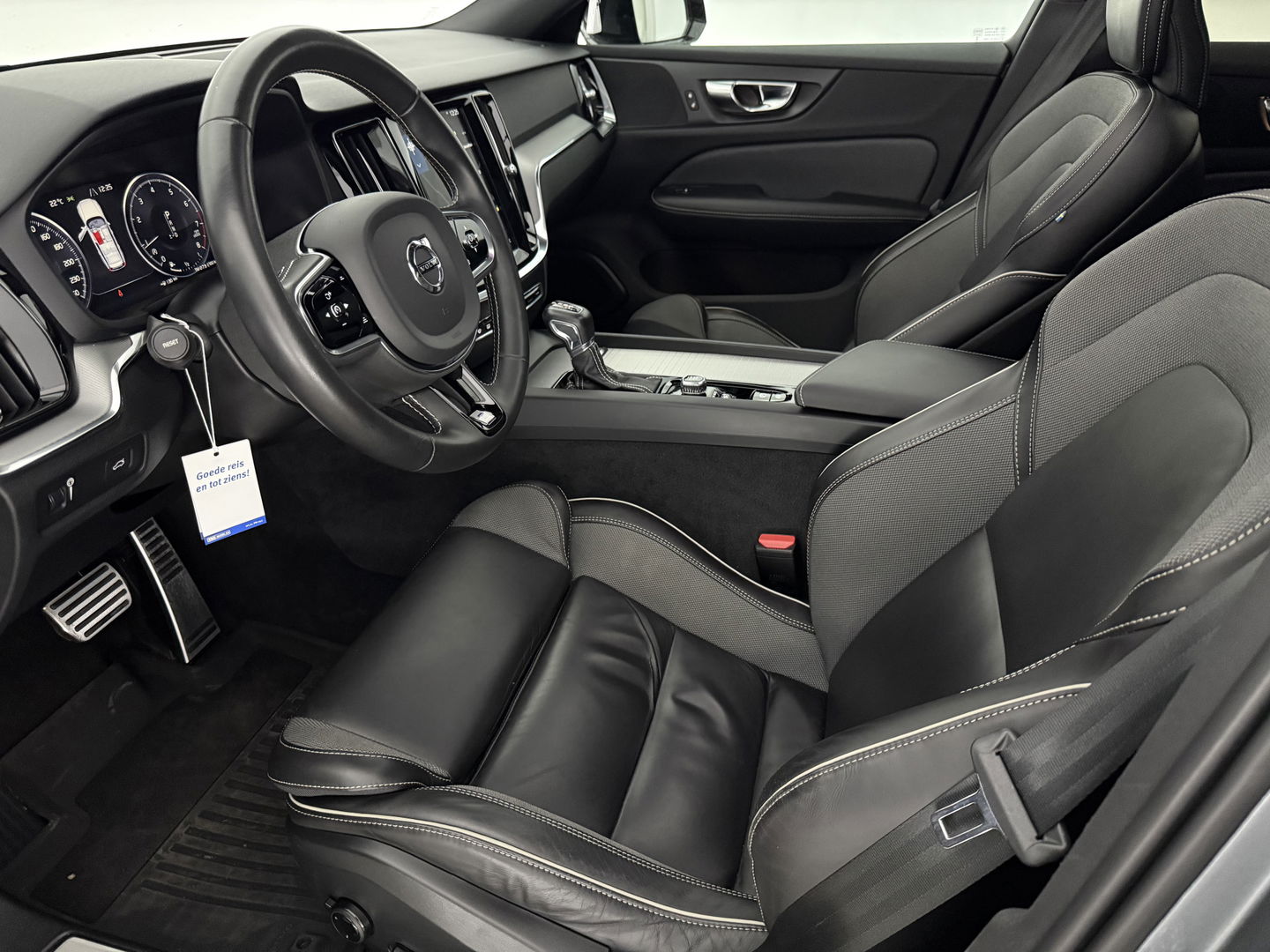 Volvo V60 2.0 T4 R-Design | 191PK | Pano |  LED | Virtual | Memory | Stoelverw. | Camera | Carplay | Cruise