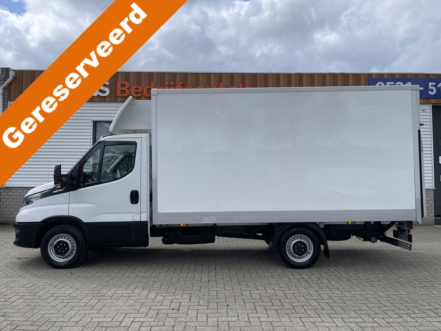 Iveco Daily 35S14 2.3 Himatic automaat 140pk / vaste prijs rijklaar € 30.950 ex btw / lease vanaf € 554 / cruise en climate control / 2 x comfort stoel / bakwagen met Zepro laadklep ! / 1110 kg netto laadvermogen / afmetingen lang 410 cm breed 210 cm hoog 200 cm