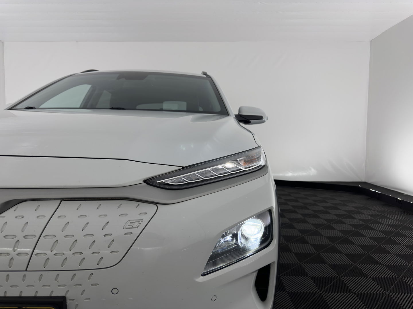 Hyundai KONA EV Premium 64 kWh {SOH-100%} [ 3-Fase ] (INCL-BTW) *LEATHER | KRELL-AUDIO | HEAD-UP | FULL-LED | NAVI-FULLMAP | DAB | ADAPT.CRUISE | KEYLESS | CAMERA | BLIND-SPOT | LANE-ASSIST | DIGI-COCKPIT | COMFORT-SEATS | 17''ALU*