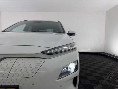 Hyundai KONA EV Premium 64 kWh {SOH-100%} [ 3-Fase ] (INCL-BTW) *LEATHER | KRELL-AUDIO | HEAD-UP | FULL-LED | NAVI-FULLMAP | DAB | ADAPT.CRUISE | KEYLESS | CAMERA | BLIND-SPOT | LANE-ASSIST | DIGI-COCKPIT | COMFORT-SEATS | 17''ALU*