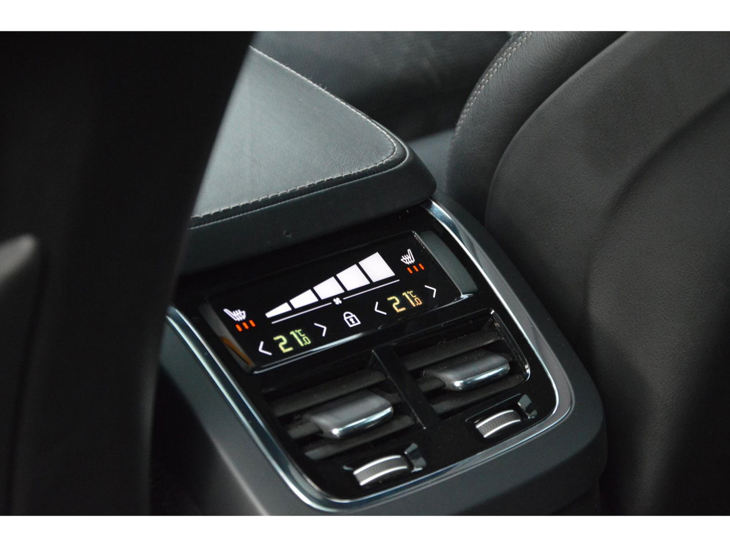 Volvo XC90 T8 Hybride R-Design | Carbon interieur | Massage stoelen | Panoramadak | 360 Camera | Head-Up Display |