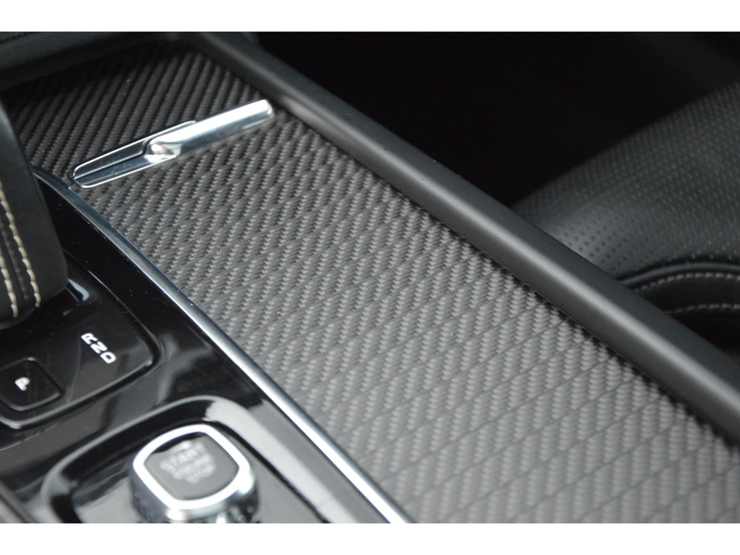 Volvo XC90 T8 Hybride R-Design | Carbon interieur | Massage stoelen | Panoramadak | 360 Camera | Head-Up Display |