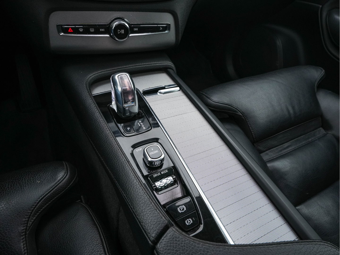 Volvo XC90 2.0 T8 Twin Engine Inscription AWD { 7-Pers } (INCL-BTW) Aut. *PANO | NAPPA-LEATHER | FULL-LED | MEMORY-PACK | KEYLESS | DAB | NAVI-FULLMAP | CAMERA | DIGI-COCKPIT | SPORT-SEATS | 22"ALU*