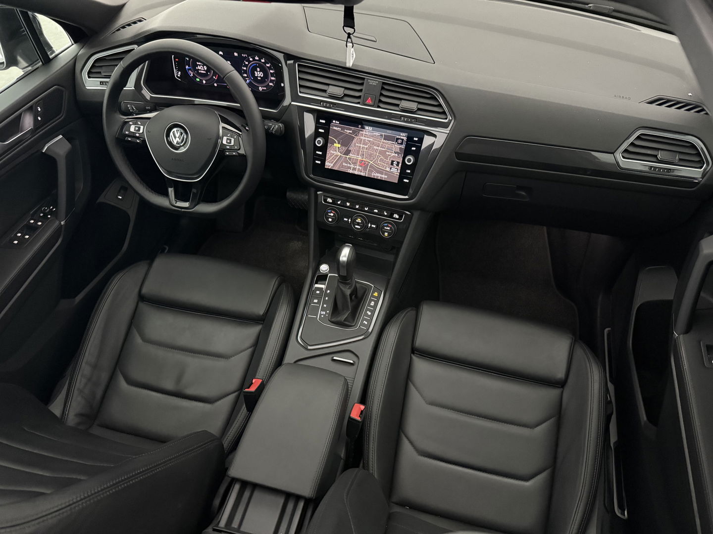 Volkswagen Tiguan Allspace 1.5 TSI R-Line 7p. | Pano | Massage | Virtual | Camera | Trekh. | Carplay | Adaptive Cruise | Keyless | NAP