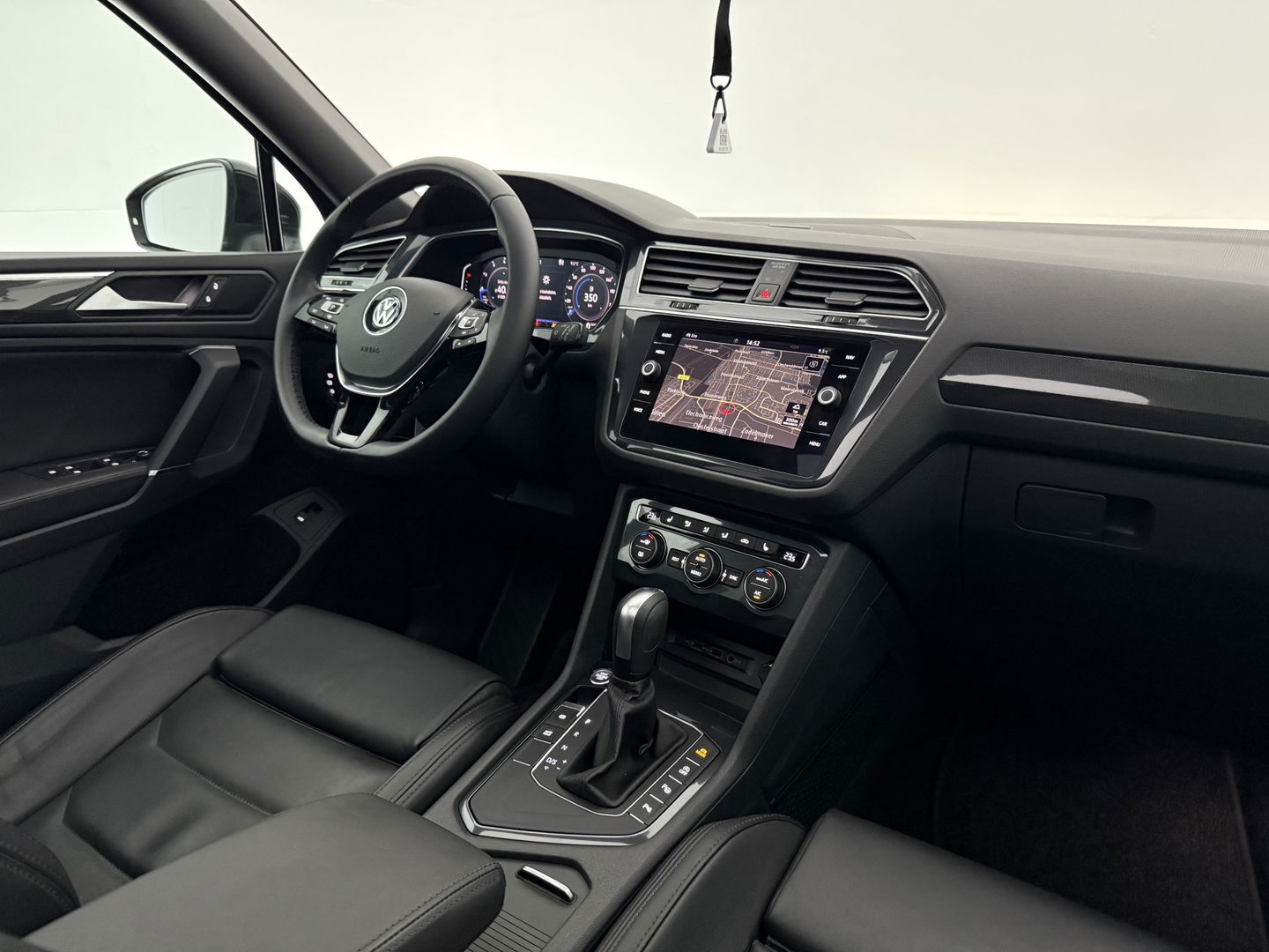 Volkswagen Tiguan Allspace 1.5 TSI R-Line 7p. | Pano | Massage | Virtual | Camera | Trekh. | Carplay | Adaptive Cruise | Keyless | NAP