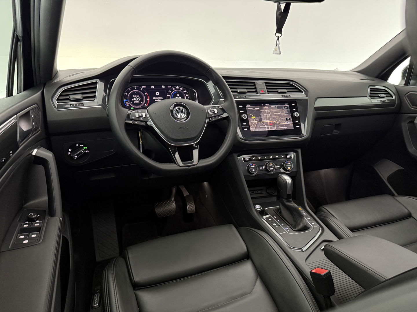 Volkswagen Tiguan Allspace 1.5 TSI R-Line 7p. | Pano | Massage | Virtual | Camera | Trekh. | Carplay | Adaptive Cruise | Keyless | NAP