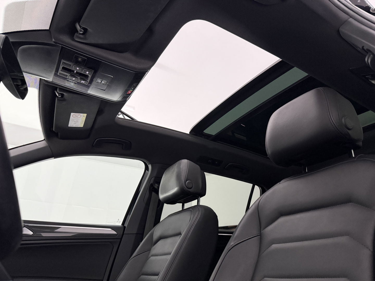 Volkswagen Tiguan Allspace 1.5 TSI R-Line 7p. | Pano | Massage | Virtual | Camera | Trekh. | Carplay | Adaptive Cruise | Keyless | NAP