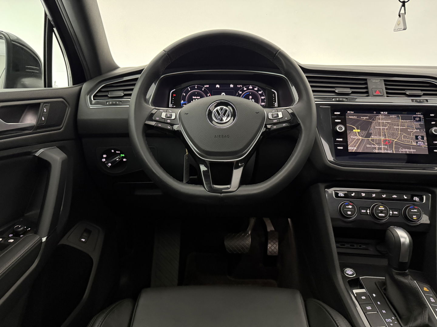 Volkswagen Tiguan Allspace 1.5 TSI R-Line 7p. | Pano | Massage | Virtual | Camera | Trekh. | Carplay | Adaptive Cruise | Keyless | NAP