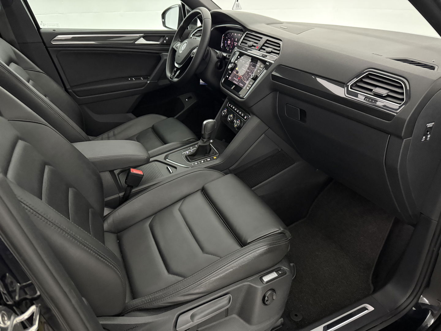 Volkswagen Tiguan Allspace 1.5 TSI R-Line 7p. | Pano | Massage | Virtual | Camera | Trekh. | Carplay | Adaptive Cruise | Keyless | NAP