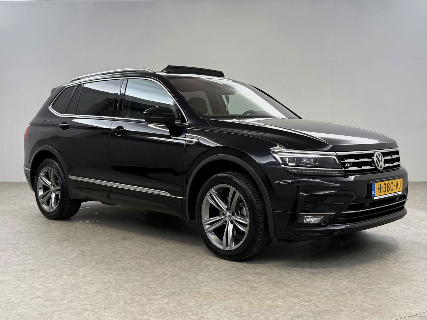 Volkswagen Tiguan Allspace 1.5 TSI R-Line 7p. | Pano | Massage | Virtual | Camera | Trekh. | Carplay | Adaptive Cruise | Keyless | NAP