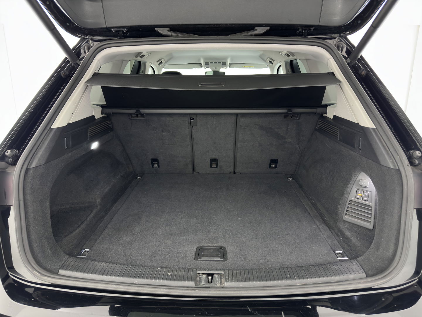 Volkswagen Touareg 3.0 TDI (INCL.BTW) Aut. *ADAPTIVE-CRUISE | LUXURY-LEATHER | FULL-LED | BLIND-SPOT | HEATED-COMFORTSEATS | AIR-SUSPENSION | KEYLESS | CAMERA | NAVI-FULLMAP | PRIVACY-GLASS | SHIFT-PADDLES | TOWBAR | 1