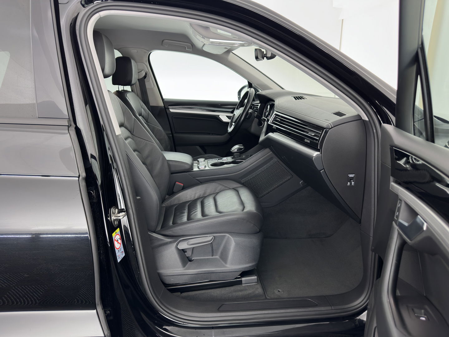 Volkswagen Touareg 3.0 TDI (INCL.BTW) Aut. *ADAPTIVE-CRUISE | LUXURY-LEATHER | FULL-LED | BLIND-SPOT | HEATED-COMFORTSEATS | AIR-SUSPENSION | KEYLESS | CAMERA | NAVI-FULLMAP | PRIVACY-GLASS | SHIFT-PADDLES | TOWBAR | 1