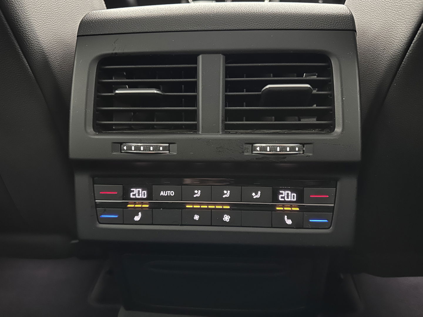 Volkswagen Touareg 3.0 TDI (INCL.BTW) Aut. *ADAPTIVE-CRUISE | LUXURY-LEATHER | FULL-LED | BLIND-SPOT | HEATED-COMFORTSEATS | AIR-SUSPENSION | KEYLESS | CAMERA | NAVI-FULLMAP | PRIVACY-GLASS | SHIFT-PADDLES | TOWBAR | 1