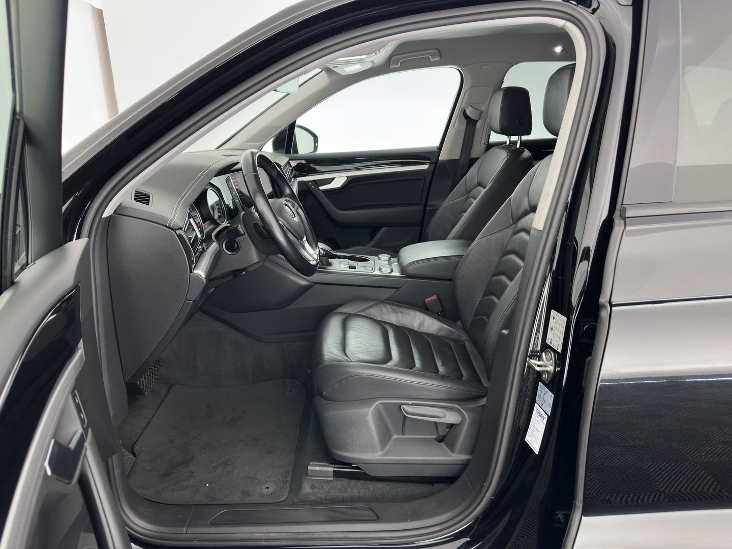 Volkswagen Touareg 3.0 TDI (INCL.BTW) Aut. *ADAPTIVE-CRUISE | LUXURY-LEATHER | FULL-LED | BLIND-SPOT | HEATED-COMFORTSEATS | AIR-SUSPENSION | KEYLESS | CAMERA | NAVI-FULLMAP | PRIVACY-GLASS | SHIFT-PADDLES | TOWBAR | 1