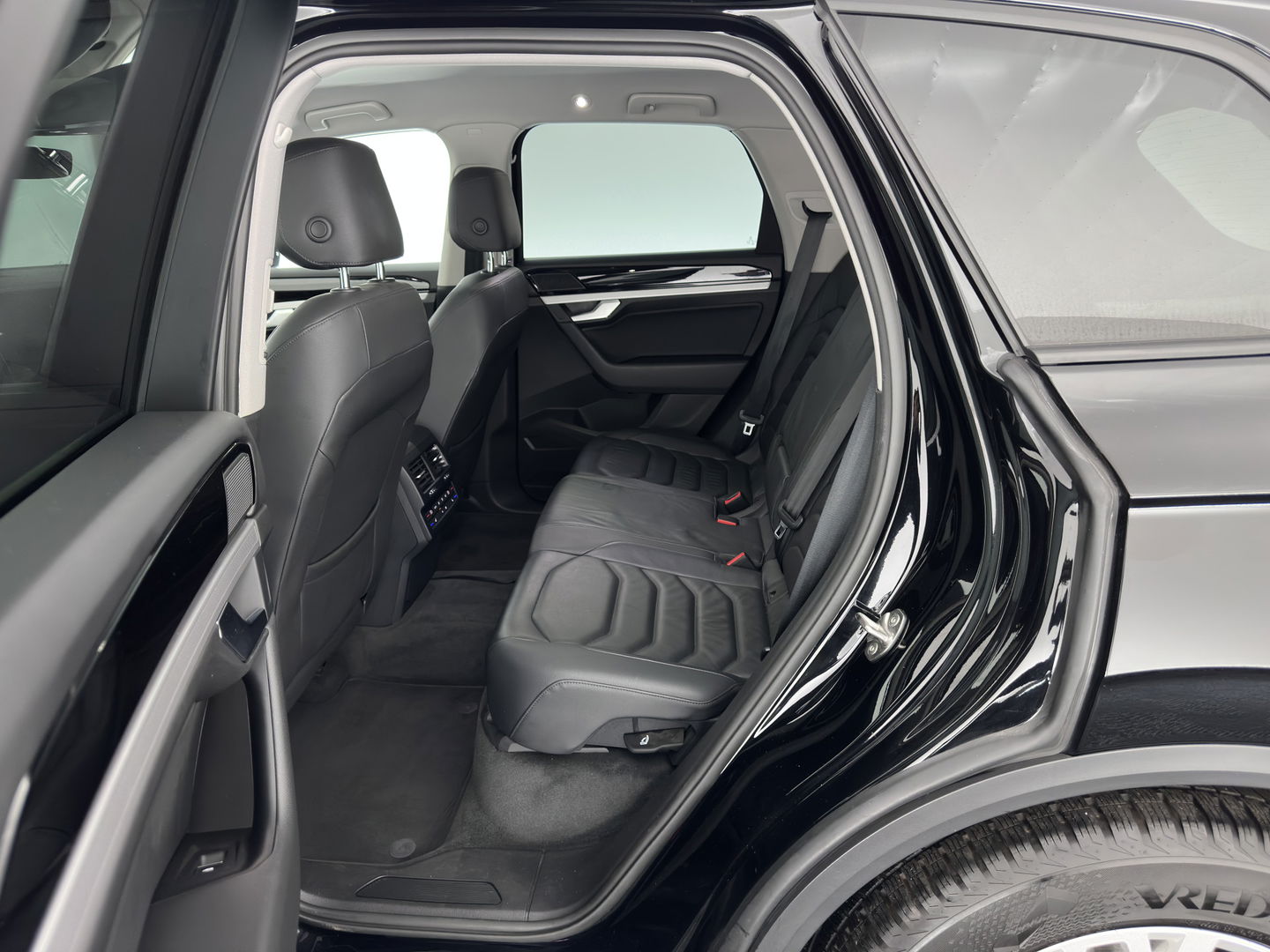 Volkswagen Touareg 3.0 TDI (INCL.BTW) Aut. *ADAPTIVE-CRUISE | LUXURY-LEATHER | FULL-LED | BLIND-SPOT | HEATED-COMFORTSEATS | AIR-SUSPENSION | KEYLESS | CAMERA | NAVI-FULLMAP | PRIVACY-GLASS | SHIFT-PADDLES | TOWBAR | 1