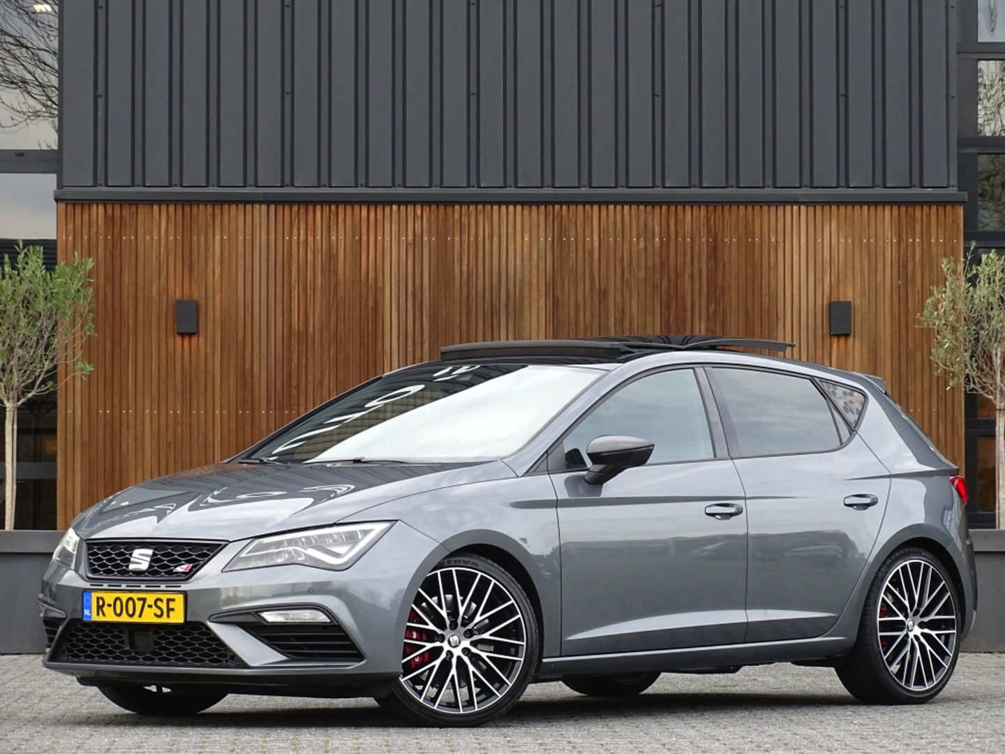 SEAT Leon 2.0 TSI CUPRA 300 F1 DSG / panoramadak / Beats / LED