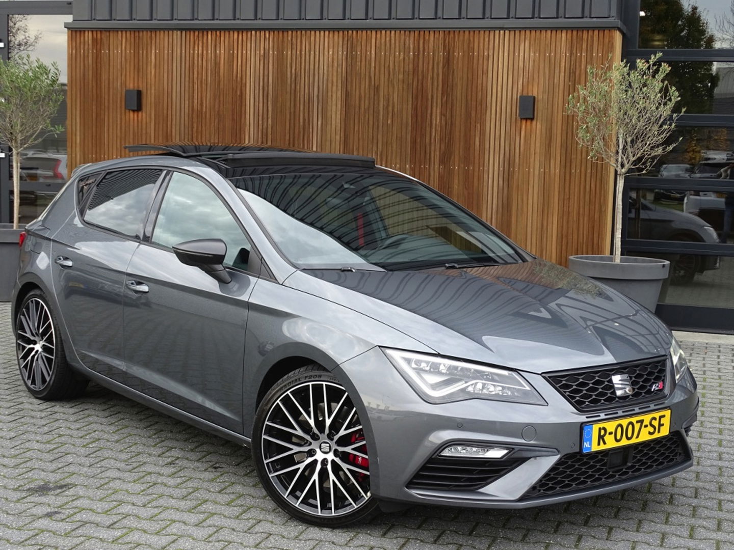 SEAT Leon 2.0 TSI CUPRA 300 F1 DSG / panoramadak / Beats / LED