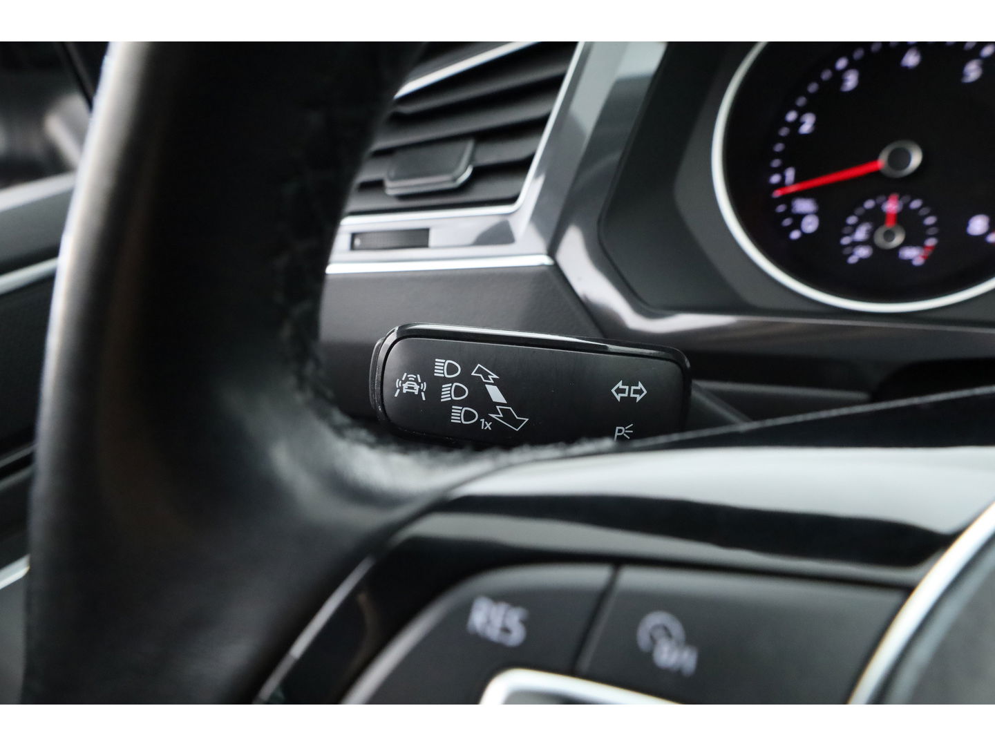 Volkswagen Tiguan 1.4 TSI Connected Series | Pano | Elek. Trekhaak | Massage | CarPlay | Stoelverw. | Navi | Cruise Contr.