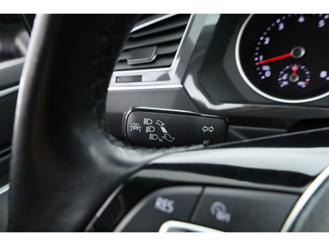 Volkswagen Tiguan 1.4 TSI Connected Series | Pano | Elek. Trekhaak | Massage | CarPlay | Stoelverw. | Navi | Cruise Contr.