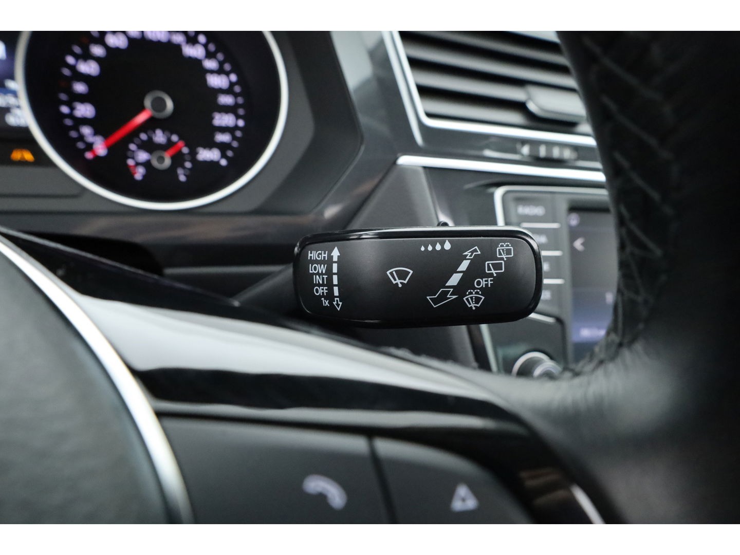 Volkswagen Tiguan 1.4 TSI Connected Series | Pano | Elek. Trekhaak | Massage | CarPlay | Stoelverw. | Navi | Cruise Contr.