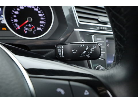 Volkswagen Tiguan 1.4 TSI Connected Series | Pano | Elek. Trekhaak | Massage | CarPlay | Stoelverw. | Navi | Cruise Contr.