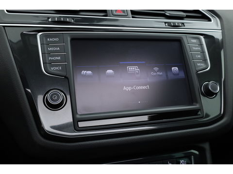 Volkswagen Tiguan 1.4 TSI Connected Series | Pano | Elek. Trekhaak | Massage | CarPlay | Stoelverw. | Navi | Cruise Contr.