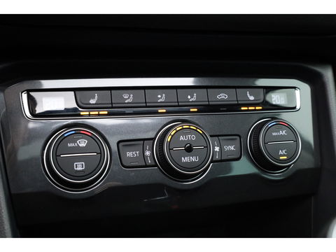 Volkswagen Tiguan 1.4 TSI Connected Series | Pano | Elek. Trekhaak | Massage | CarPlay | Stoelverw. | Navi | Cruise Contr.