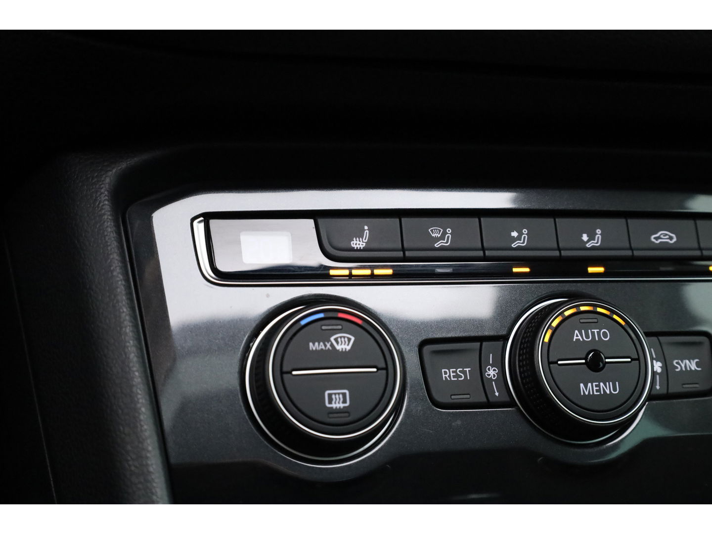 Volkswagen Tiguan 1.4 TSI Connected Series | Pano | Elek. Trekhaak | Massage | CarPlay | Stoelverw. | Navi | Cruise Contr.