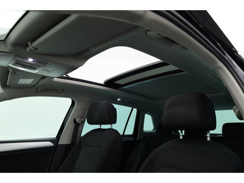 Volkswagen Tiguan 1.4 TSI Connected Series | Pano | Elek. Trekhaak | Massage | CarPlay | Stoelverw. | Navi | Cruise Contr.