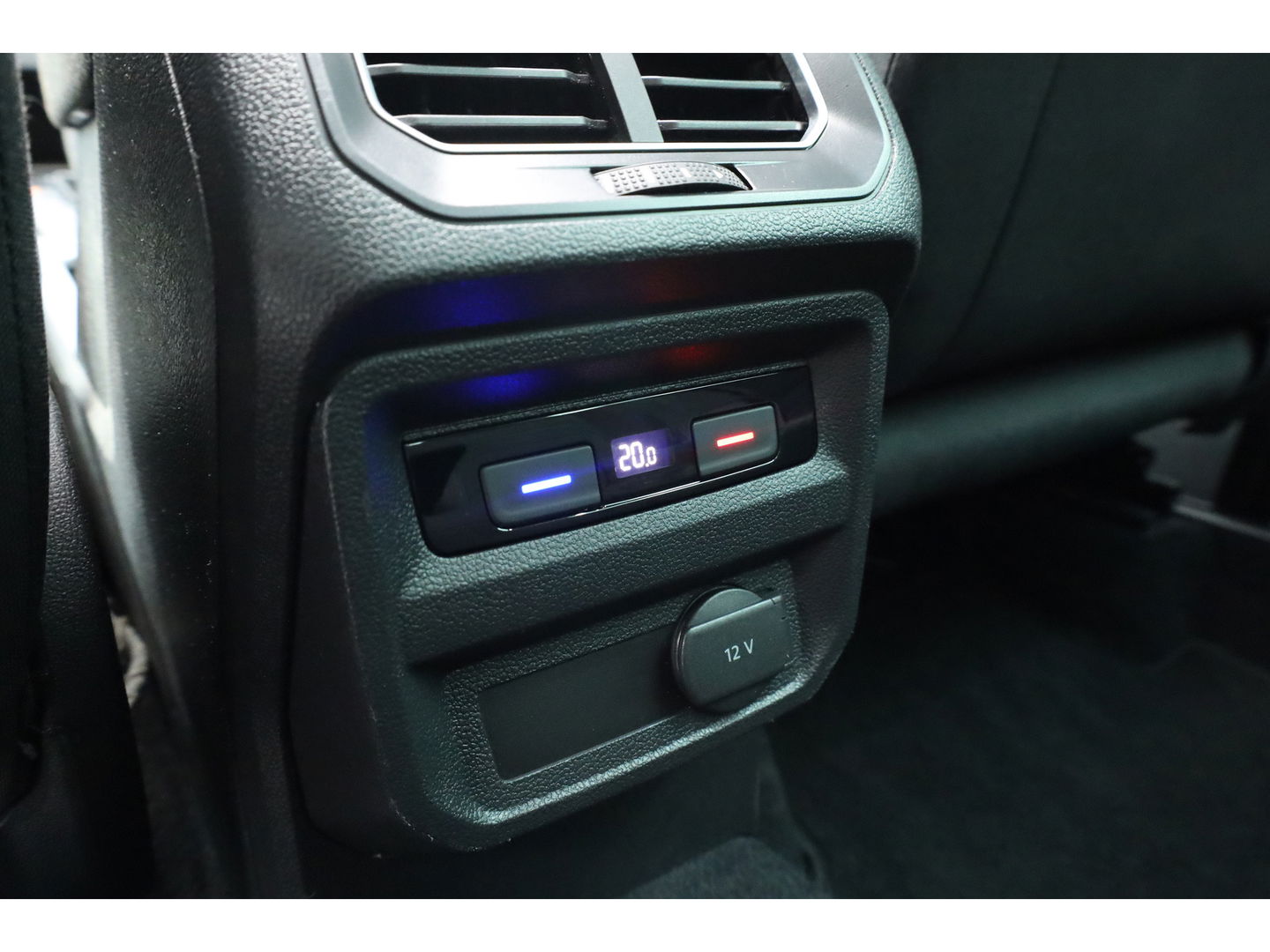 Volkswagen Tiguan 1.4 TSI Connected Series | Pano | Elek. Trekhaak | Massage | CarPlay | Stoelverw. | Navi | Cruise Contr.