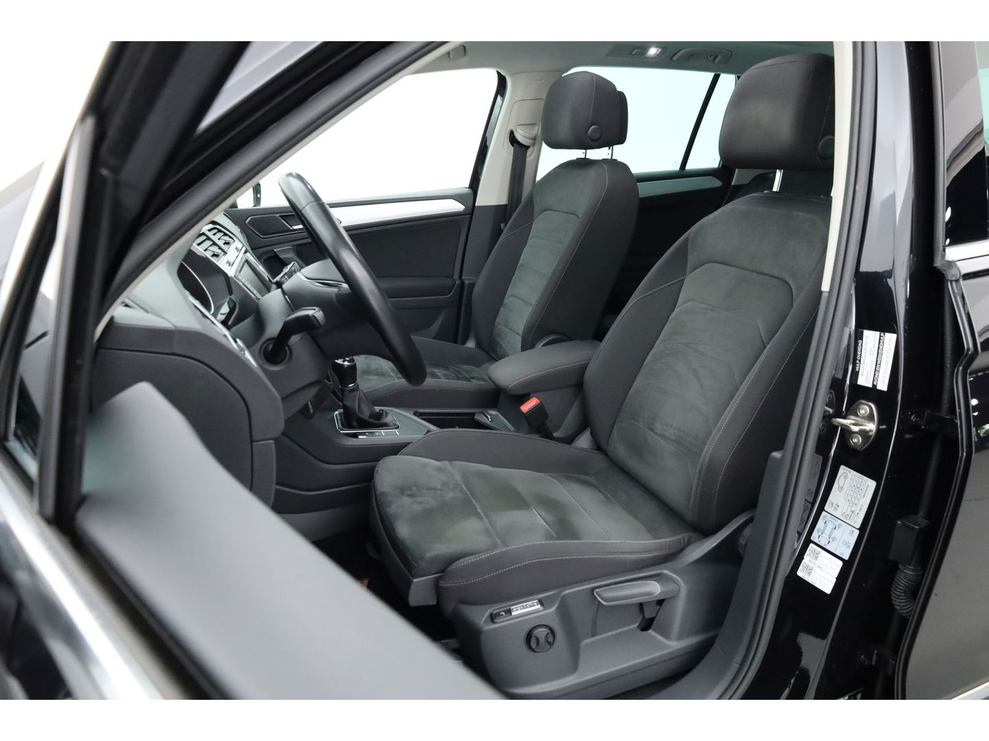 Volkswagen Tiguan 1.4 TSI Connected Series | Pano | Elek. Trekhaak | Massage | CarPlay | Stoelverw. | Navi | Cruise Contr.