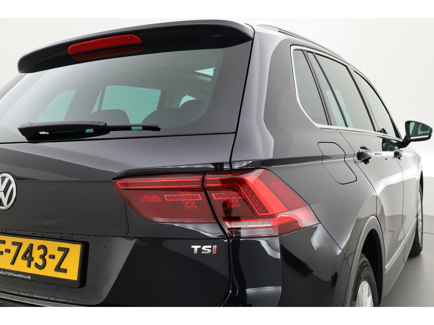 Volkswagen Tiguan 1.4 TSI Connected Series | Pano | Elek. Trekhaak | Massage | CarPlay | Stoelverw. | Navi | Cruise Contr.