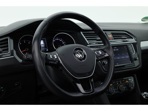 Volkswagen Tiguan 1.4 TSI Connected Series | Pano | Elek. Trekhaak | Massage | CarPlay | Stoelverw. | Navi | Cruise Contr.
