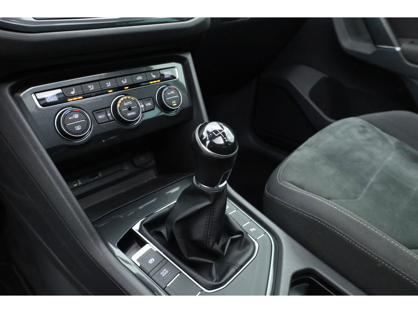 Volkswagen Tiguan 1.4 TSI Connected Series | Pano | Elek. Trekhaak | Massage | CarPlay | Stoelverw. | Navi | Cruise Contr.
