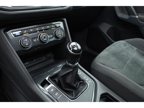 Volkswagen Tiguan 1.4 TSI Connected Series | Pano | Elek. Trekhaak | Massage | CarPlay | Stoelverw. | Navi | Cruise Contr.