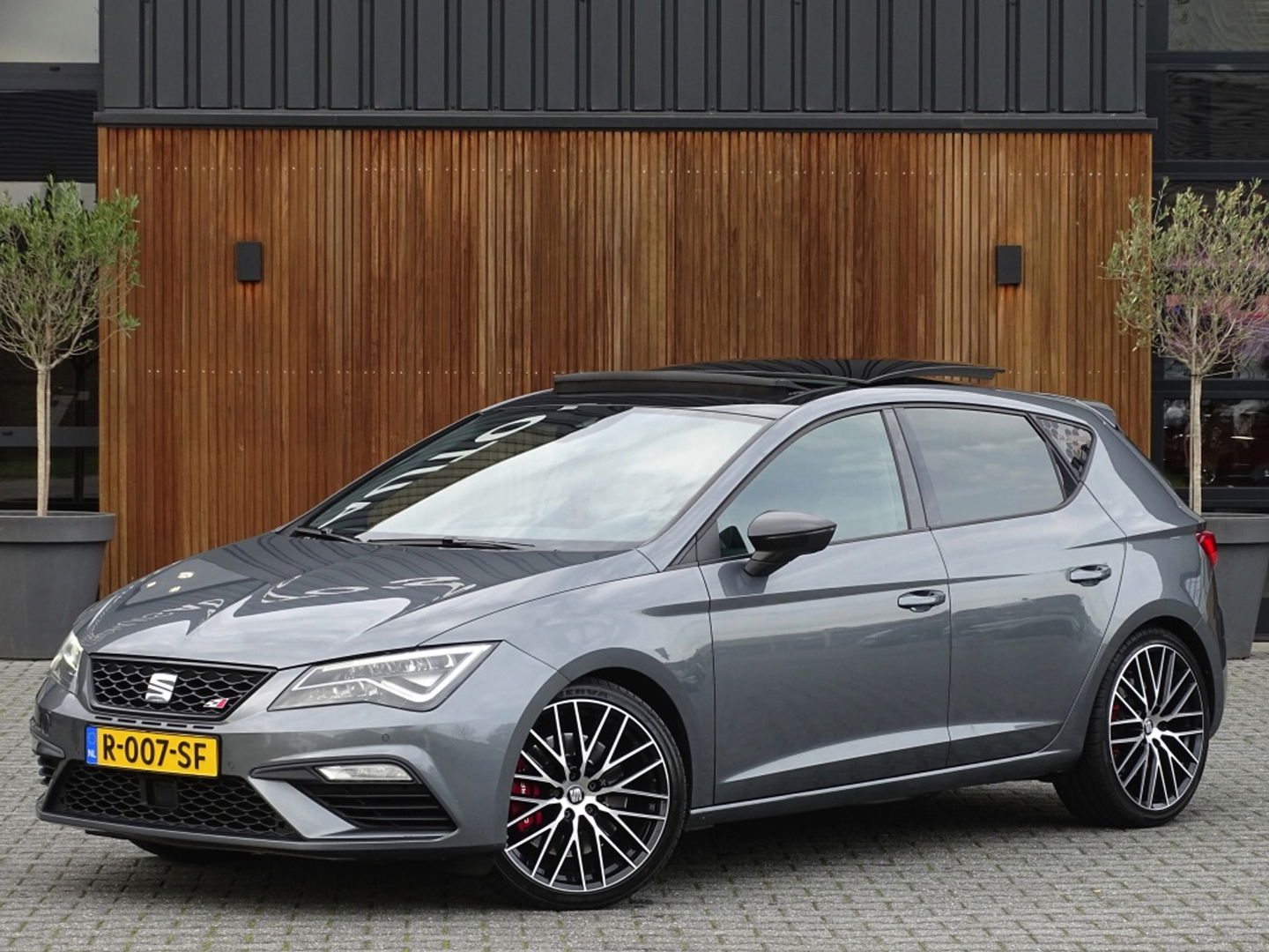 SEAT Leon 2.0 TSI CUPRA 300 F1 DSG / panoramadak / Beats / LED