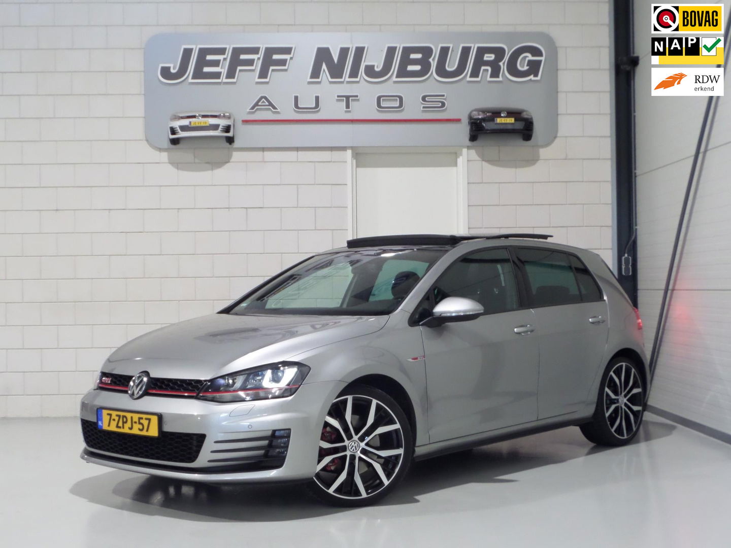 Volkswagen Golf 2.0 TSI GTI "Origineel NL!" Panoramadak Xenon-LED Trekhaak Camera DCC 19"Velgen Parkeersensoren Navigatie Garantie