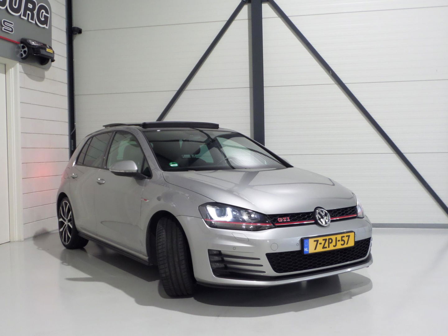 Volkswagen Golf 2.0 TSI GTI "Origineel NL!" Panoramadak Xenon-LED Trekhaak Camera DCC 19"Velgen Parkeersensoren Navigatie Garantie