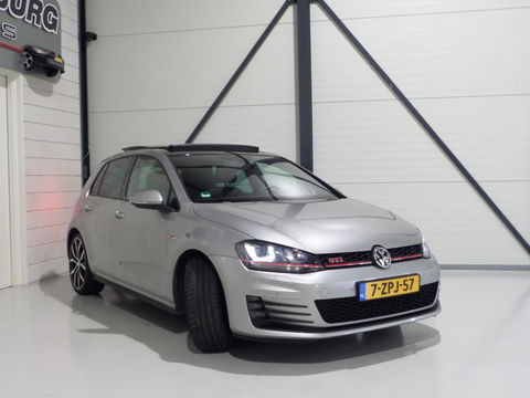 Volkswagen Golf 2.0 TSI GTI "Origineel NL!" Panoramadak Xenon-LED Trekhaak Camera DCC 19"Velgen Parkeersensoren Navigatie Garantie