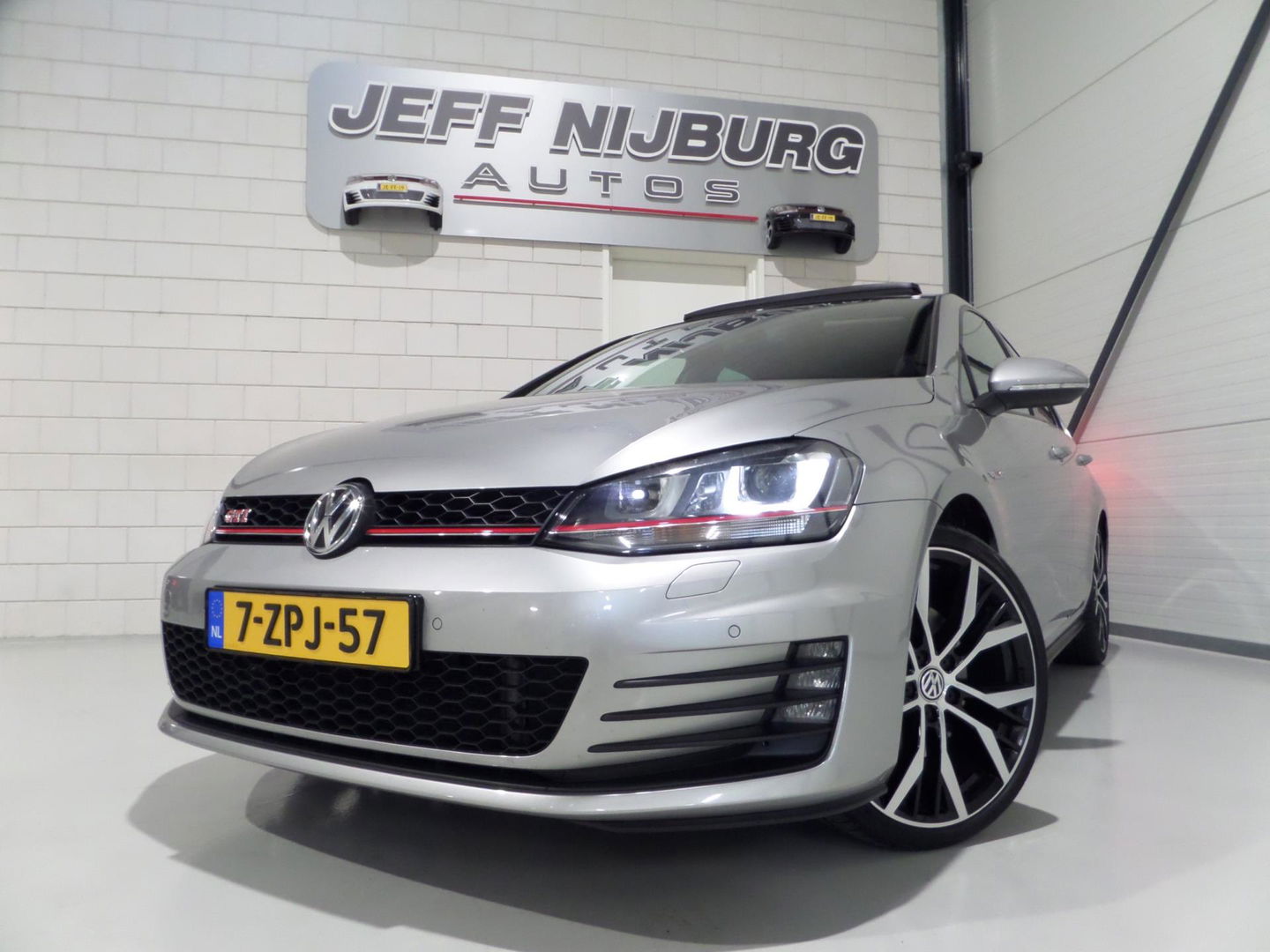 Volkswagen Golf 2.0 TSI GTI "Origineel NL!" Panoramadak Xenon-LED Trekhaak Camera DCC 19"Velgen Parkeersensoren Navigatie Garantie