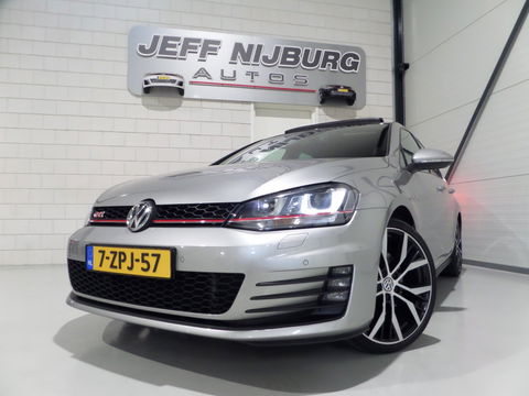 Volkswagen Golf 2.0 TSI GTI "Origineel NL!" Panoramadak Xenon-LED Trekhaak Camera DCC 19"Velgen Parkeersensoren Navigatie Garantie